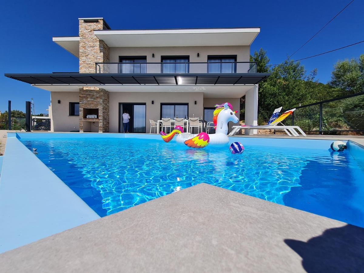 Mekasteni Villa *